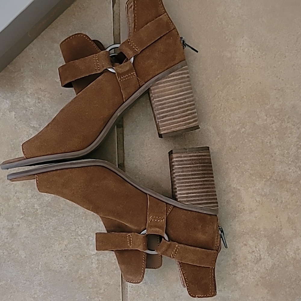 Shoes - Picture 3 of 4